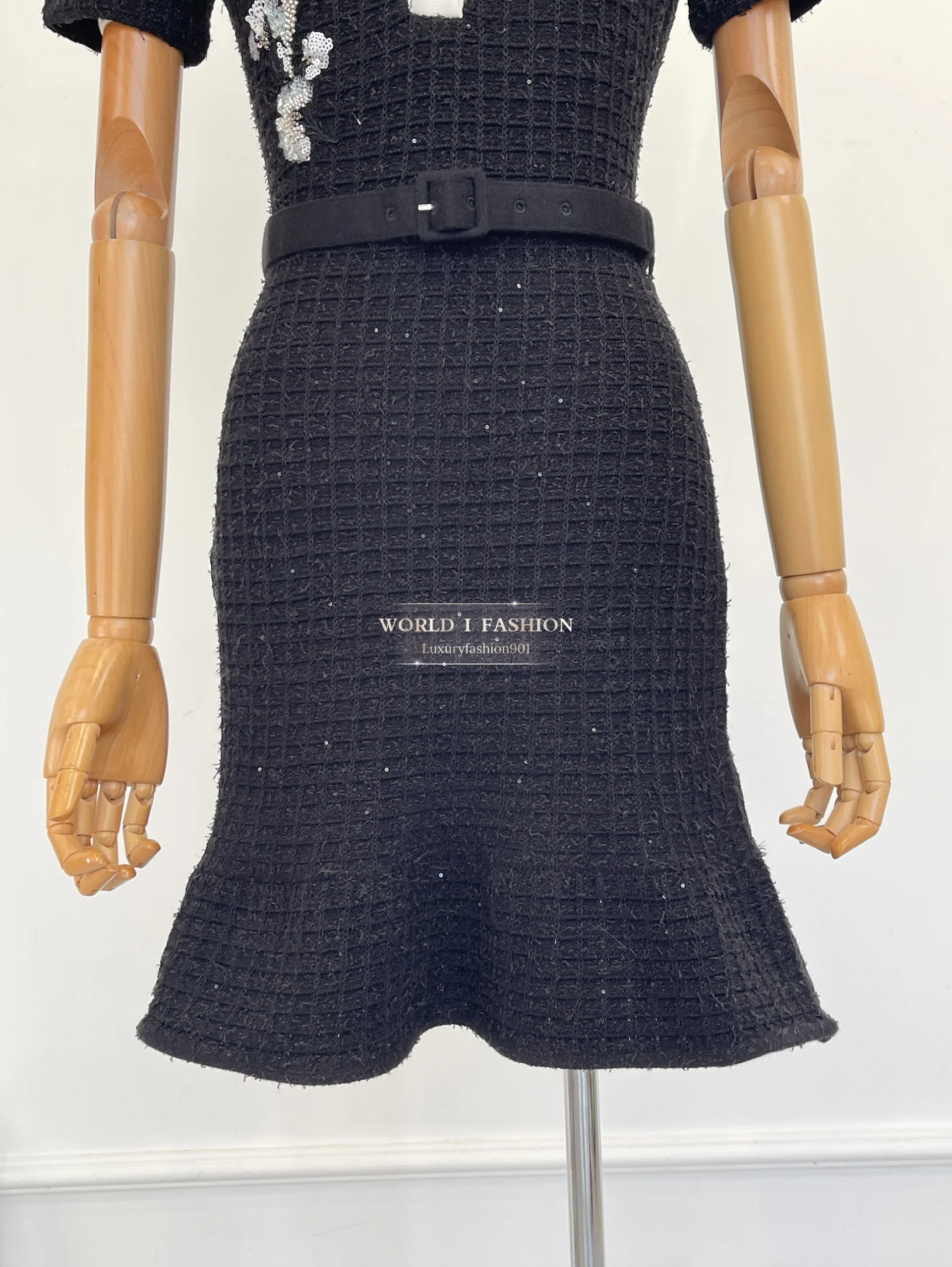 2025 Mini vestido preto de alta qualidade com manga curta e bordado de flores para mulheres