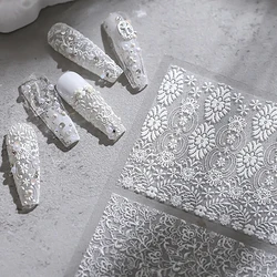 1 Blatt 5d realistische Erleichterung schöne weiße Spitze Blumenmuster selbst klebende Nail Art Aufkleber Aufkleber Maniküre Zubehör Charms