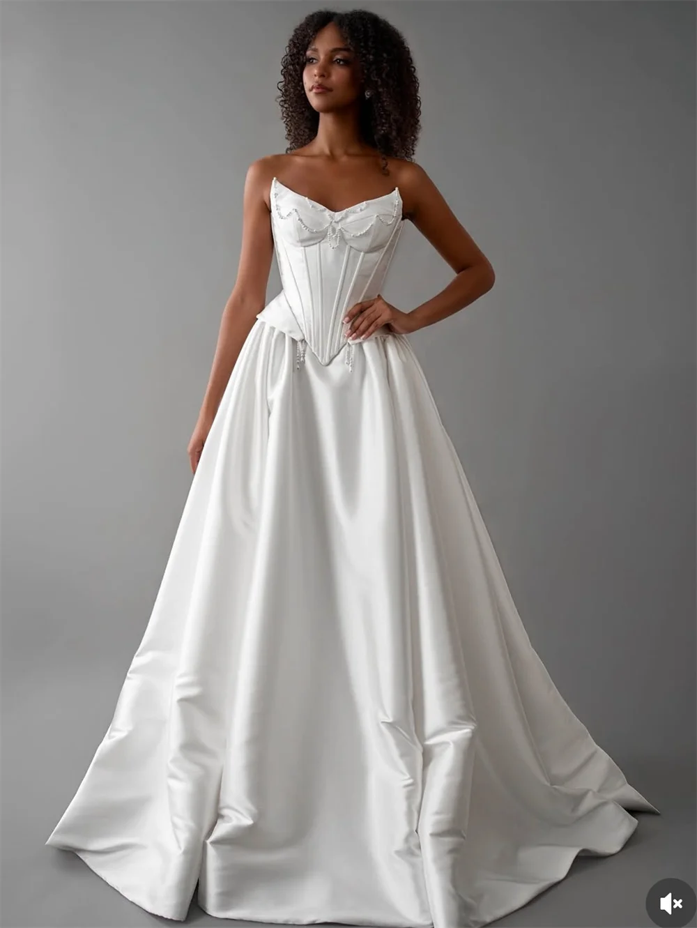 Abiti da sposa senza maniche bianchi personalizzati Tokyo Abiti da sposa eleganti senza spalline con strascico di corte Abiti da sposa a trapezio con lacci sul retro