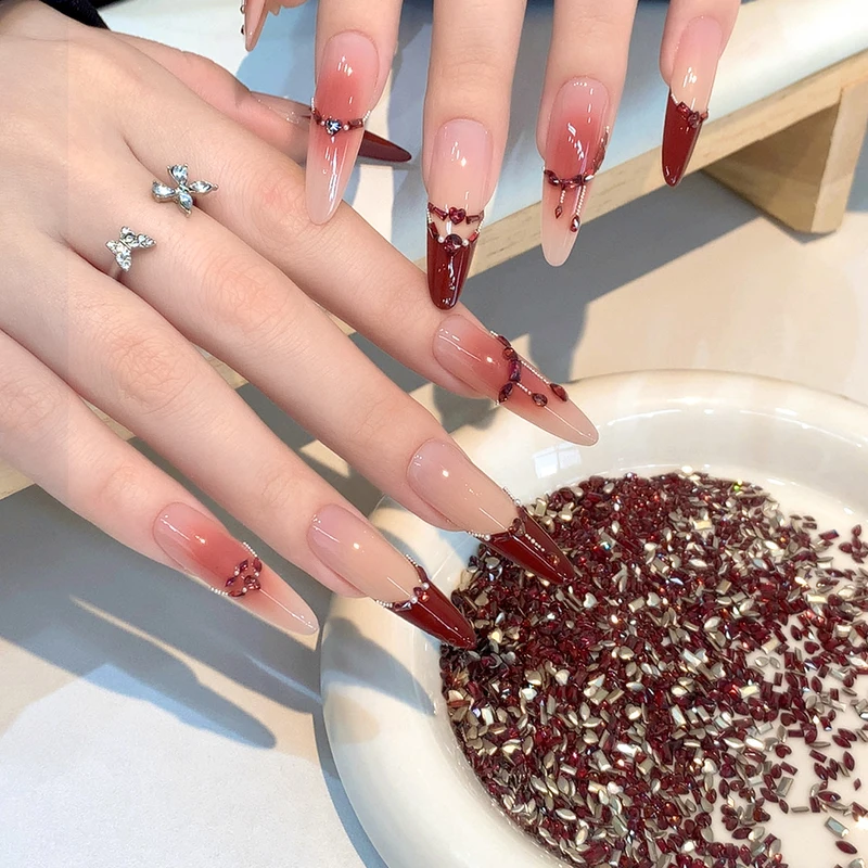 100 Stück Sortierte Mini-Glasnagelsteine in Verschiedenen Formen, Rote Funkelnde Flache Kristalle, Herz- und Tropfenform für Nagelkunst