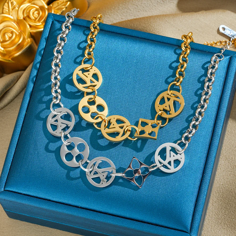 

The four-leaf clover bracelet with exaggerated letters is exquisite, niche and retro