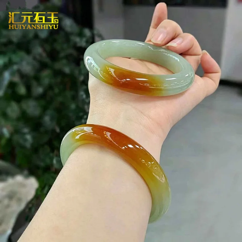 Natural Dongling is crystal clear and translucent, a cheap alternative to the jadeite-colored jade bracelet
