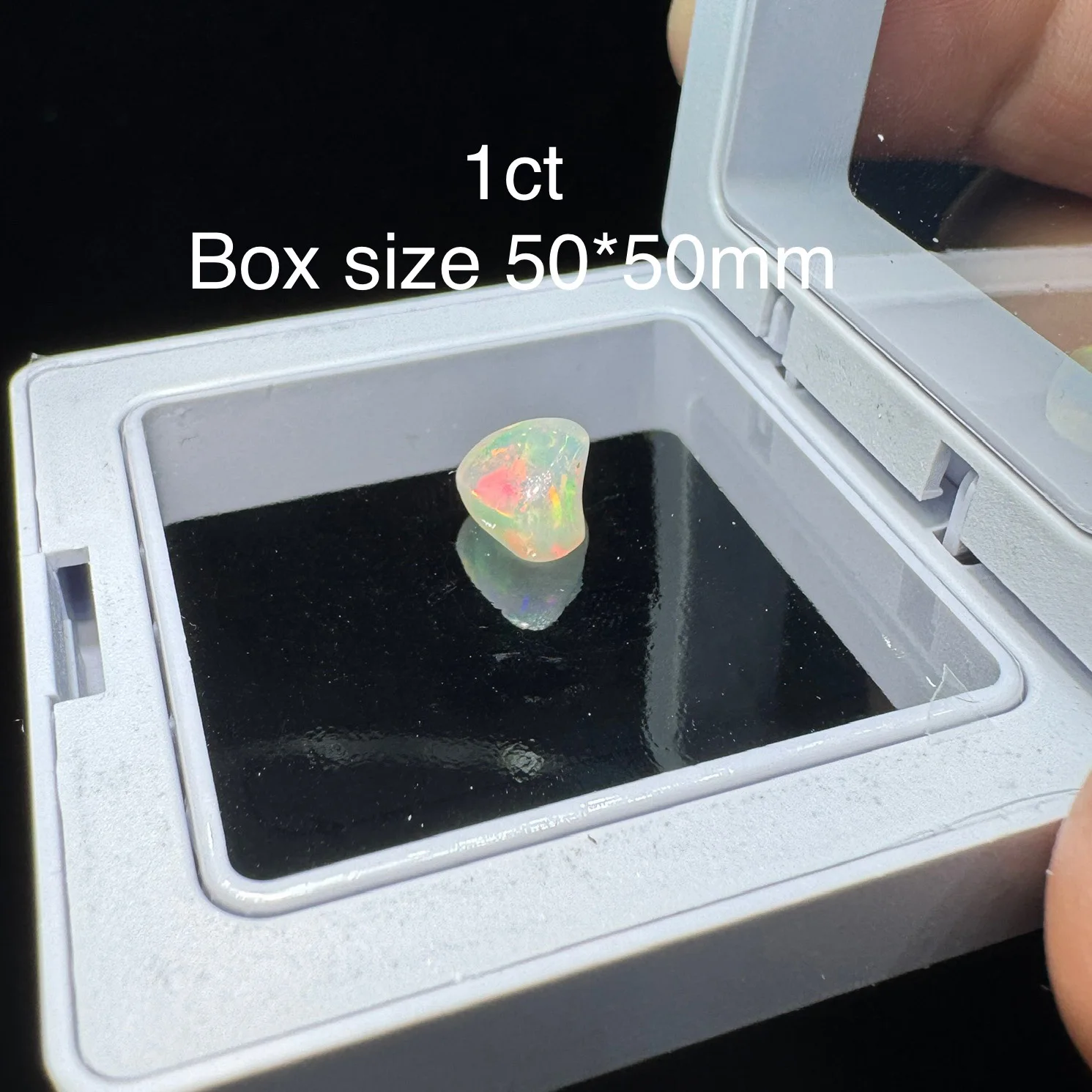 

Натуральный полированный красочный Эфиопия опал драгоценный камень минеральный образец целебные кварцевые кристаллы драгоценный камень размер коробки: 50X50 мм вес около 1 карата