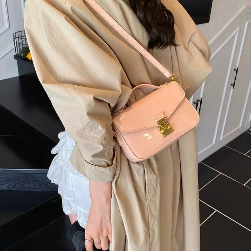 

Fashionable Designer Shoulder Bag, Women's Leather Crossbody Purse, Classic Handbag With Embroidery