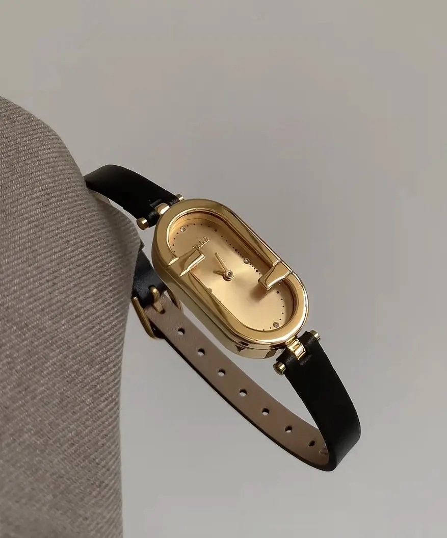 

Новые стильные наручные часы с черно-золотым кожаным ремешком, длинным овальным маленьким циферблатом и модным, универсальным дизайном для женщин.