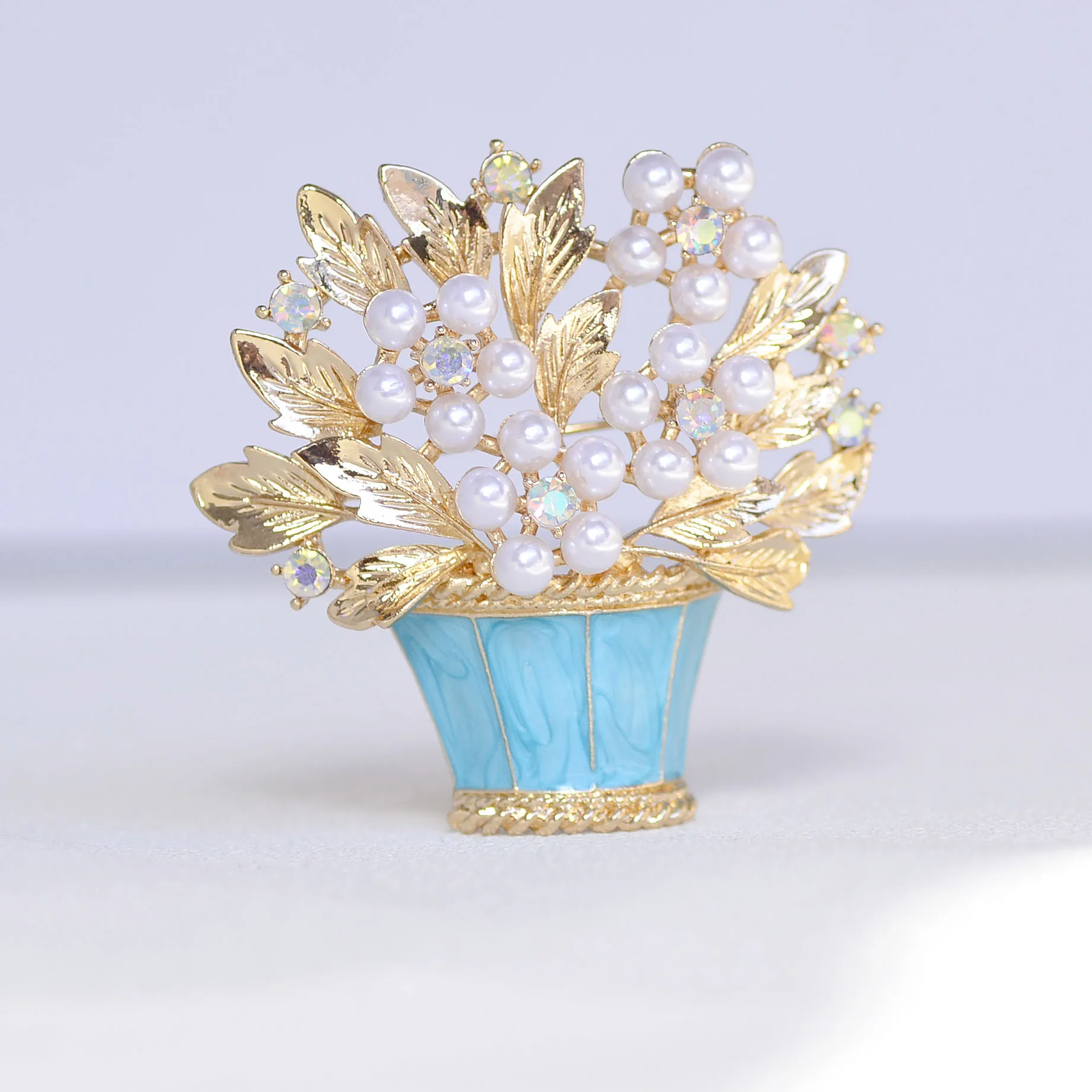 Hot selling enamel brooch, alloy oil dripping process, pearl inlaid diamond chest flower coat, accessory pin