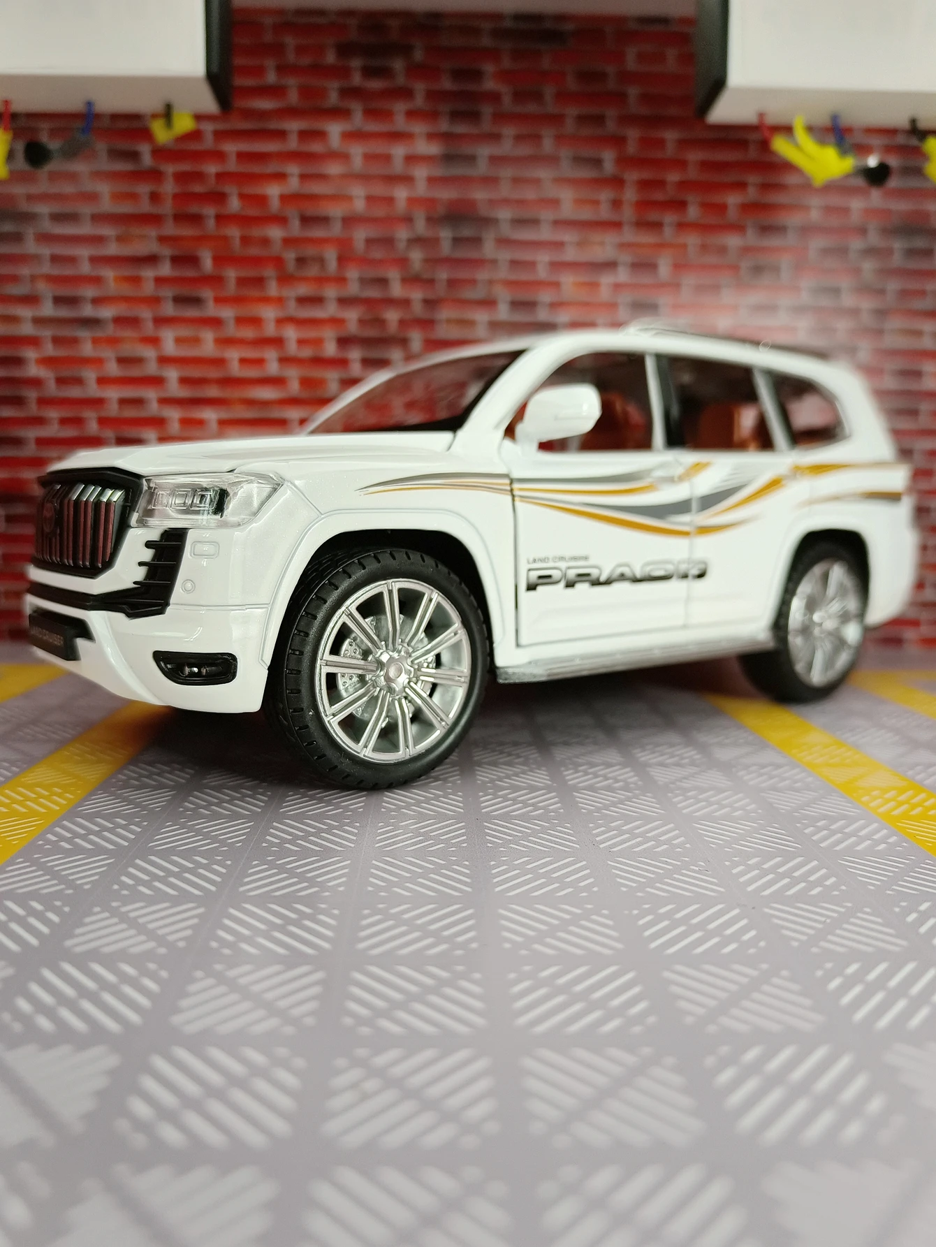 1:24 Prado Miniatureของเล่นรถรุ่นโลหะผสมDiecastเสียงดึงกลับ 6 ประตูเปิดตกแต่งยานพาหนะเด็กของขวัญ