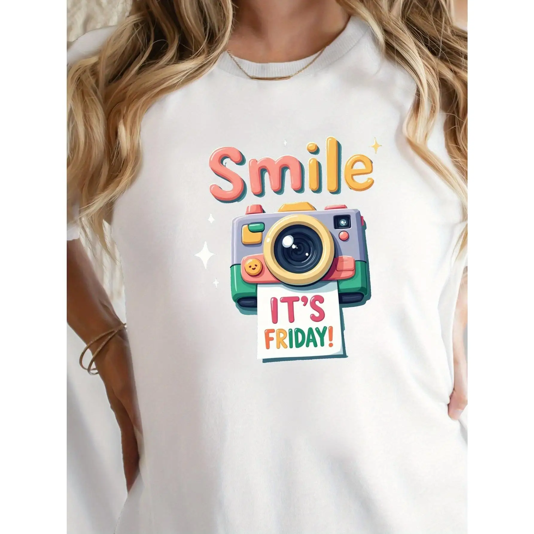 

Smile It's Friday T-shirt for Women, Funny Camera Graphic Top, Weekend Casual Aesthetic Tee