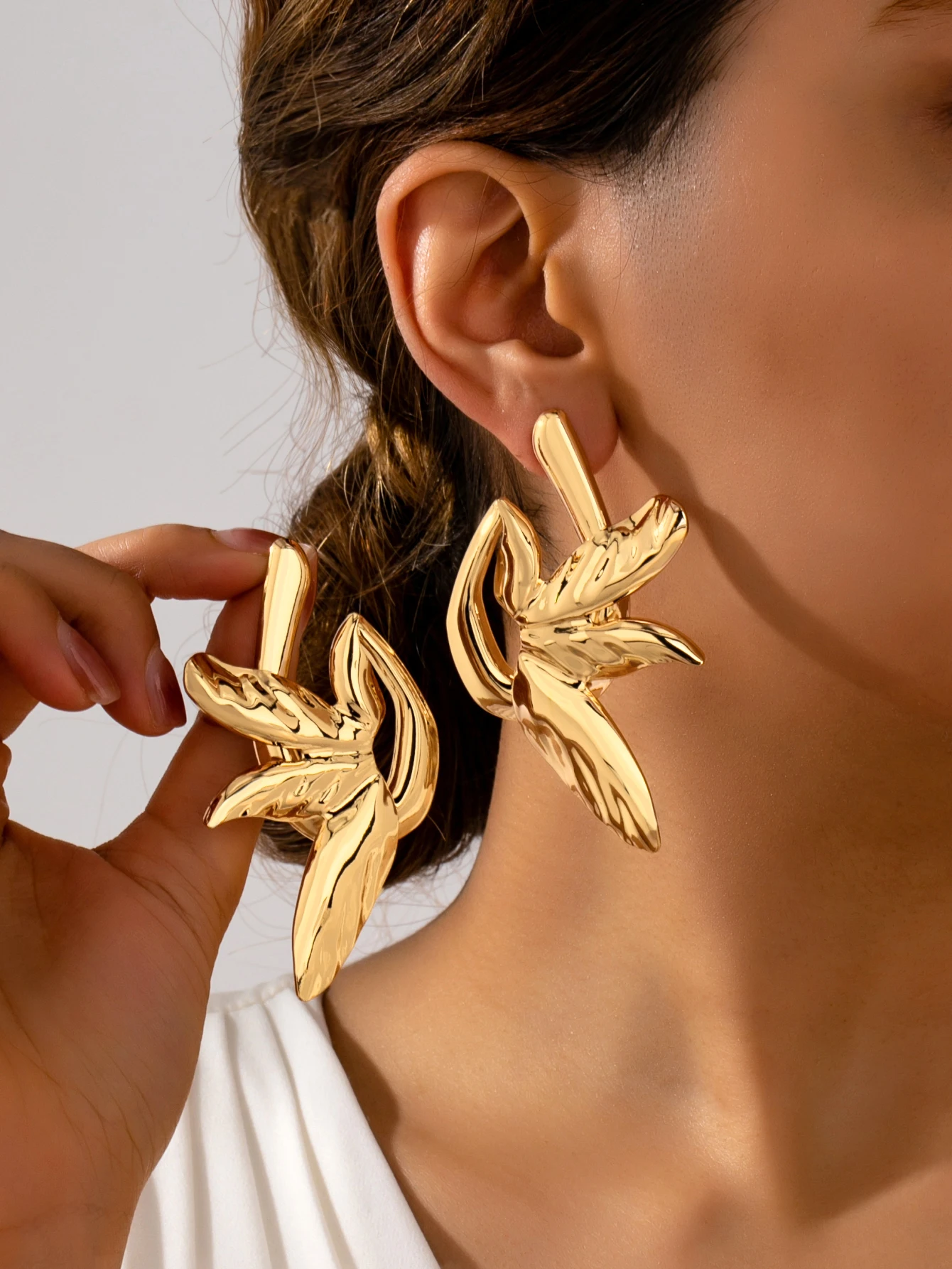 Shiny Thick Gold Abstract Leaf Hoop Earrings for Women, Irregular Texture Plant-Shaped Ear Clips, Modern Minimalist Style Exaggerated Jewelry