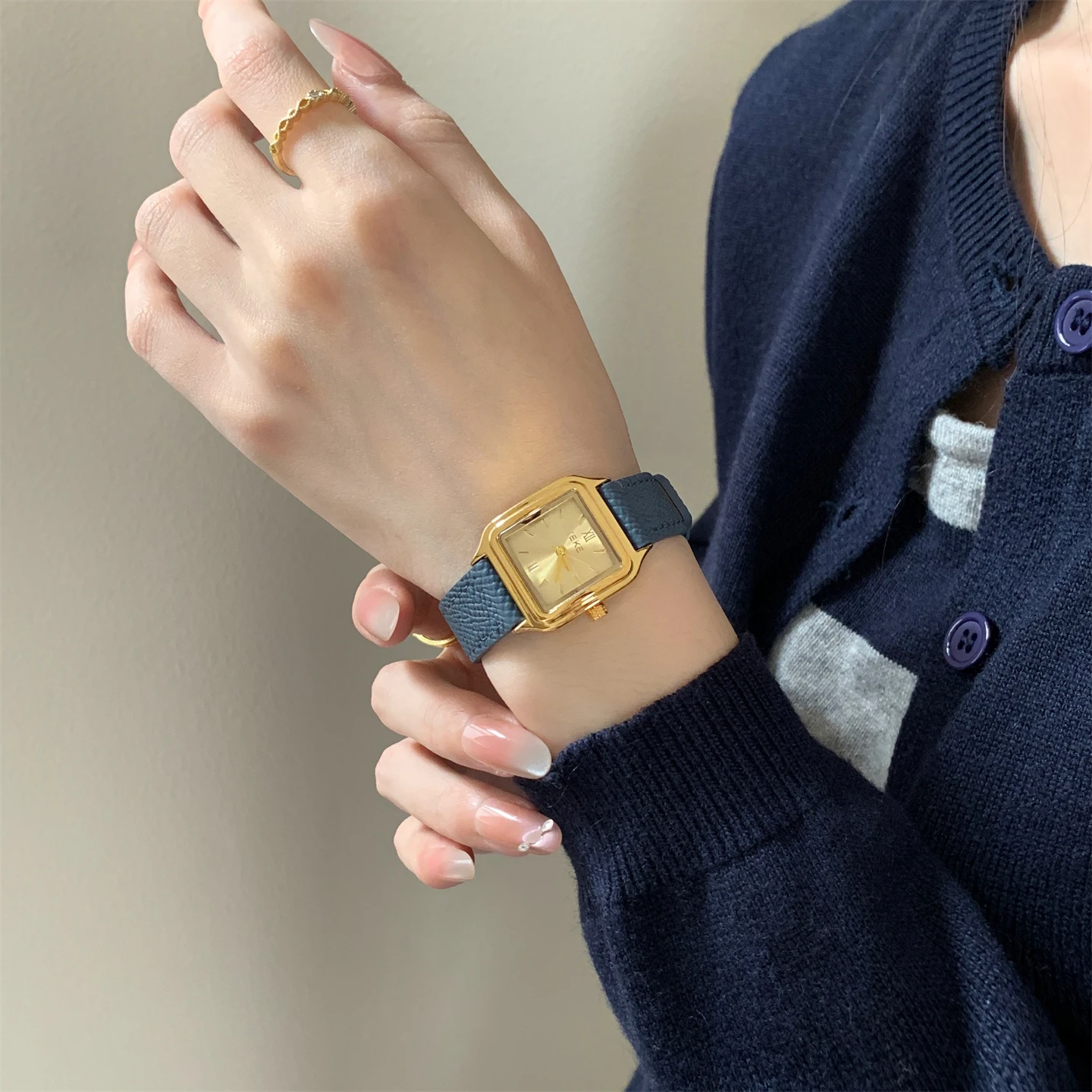 ساعة مربعة على شكل شريط على الطراز القديم البسيط للنساء بتصميم متعدد الاستخدامات، سلسلة كوارتز مكعبة السكر الصغيرة ذات القيمة العالية للسيدات #1