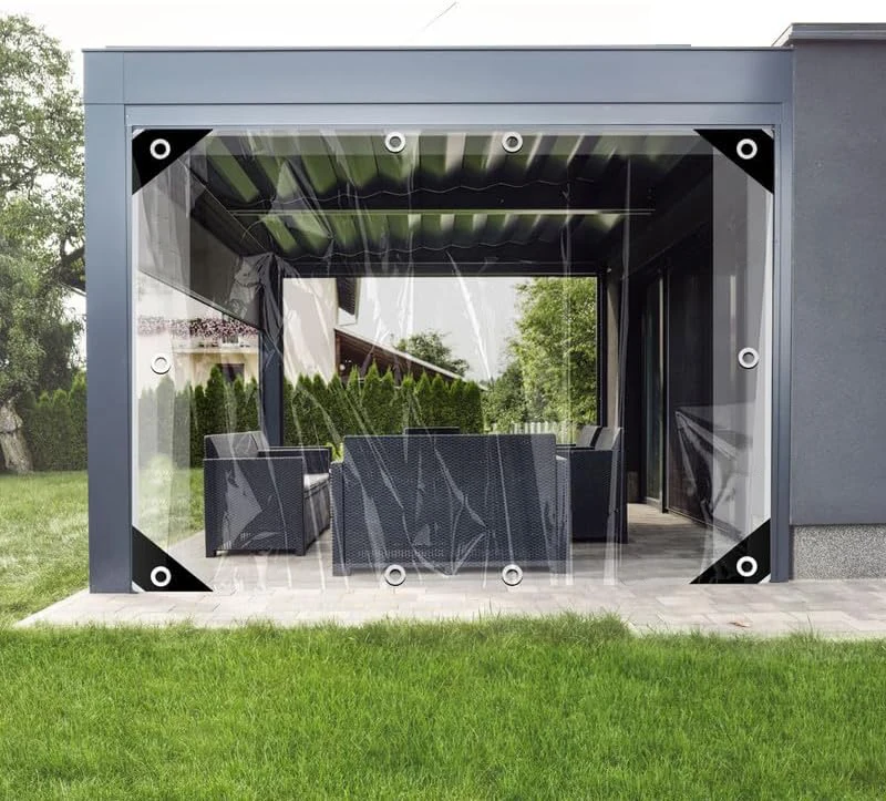 Transparenter, wasserdichter PVC-Stoff mit Metallösen, geeignet für Gartenmöbel und den Einsatz im Freien, um Pflanzen vor Staub zu schützen.