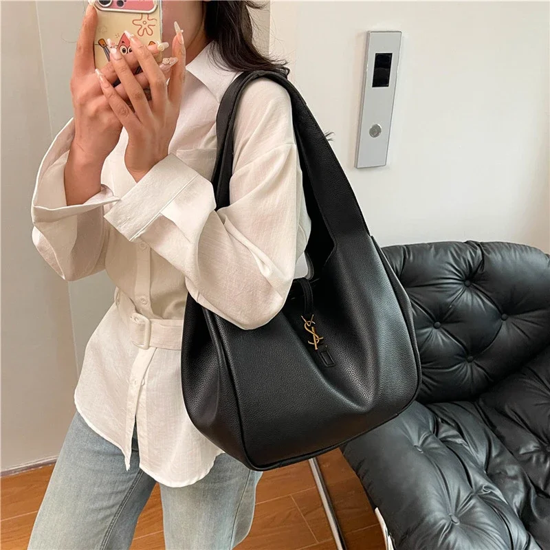 กระเป๋าแฟชั่นหนังแท้ดีไซน์คลาสสิกสไตล์ปารีสสำหรับผู้หญิง กระเป๋าสะพายไหล่ทรงโท้ทขนาดใหญ่ ดีไซน์เก๋ไก๋