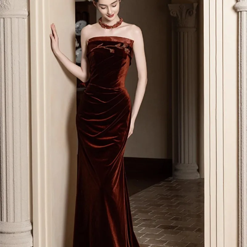 Toasting with chest and wearing wine red banquet velvet light luxury fishtail dress