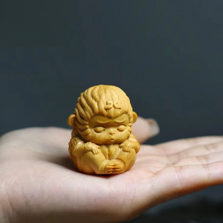 Cypress Wood Carved Cute Monkey Figurine Wenwan Hand Play Animal Craft Car Bag Hanging Decor Gift Collectible Ornament