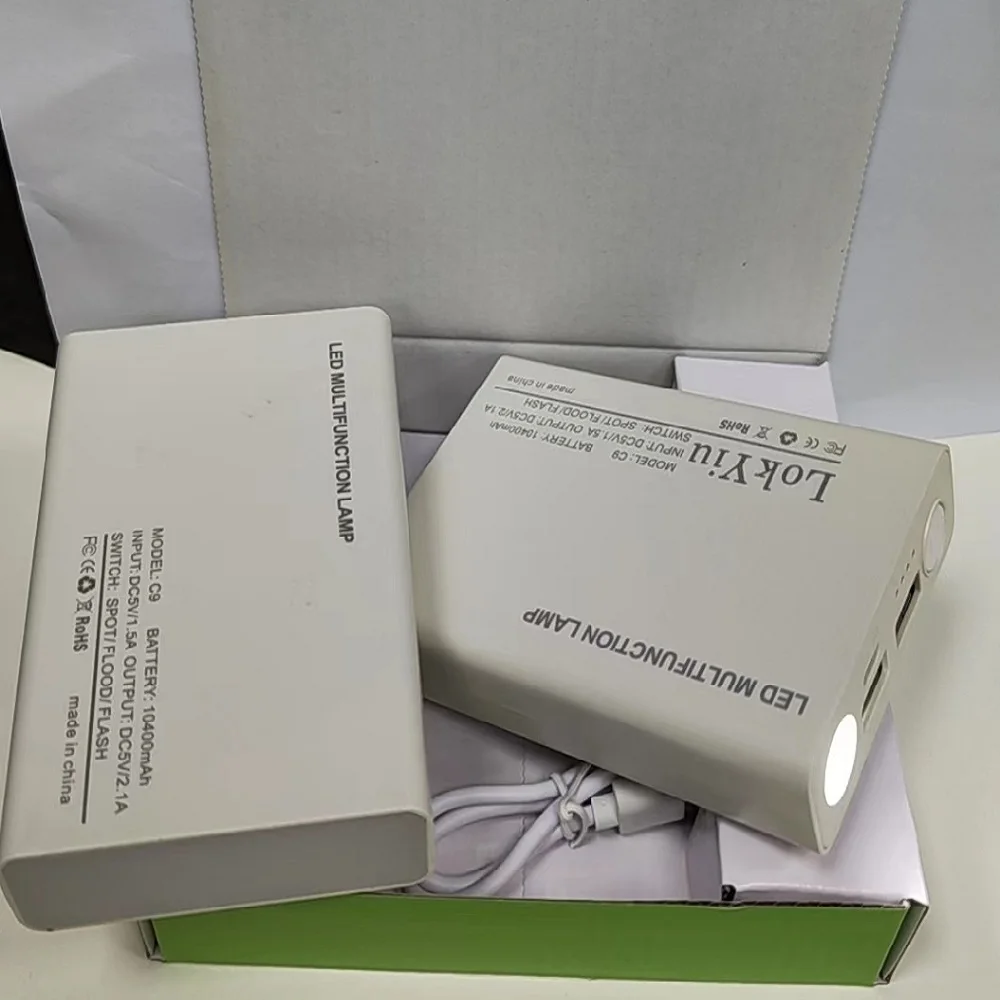 Foco LED multifuncional, reflector y carga de productos electrónicos.