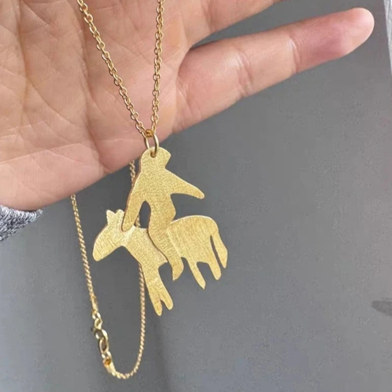 Collares con colgante de montar a caballo con textura cepillada para mujer, collares de España, joyería elegante vintage