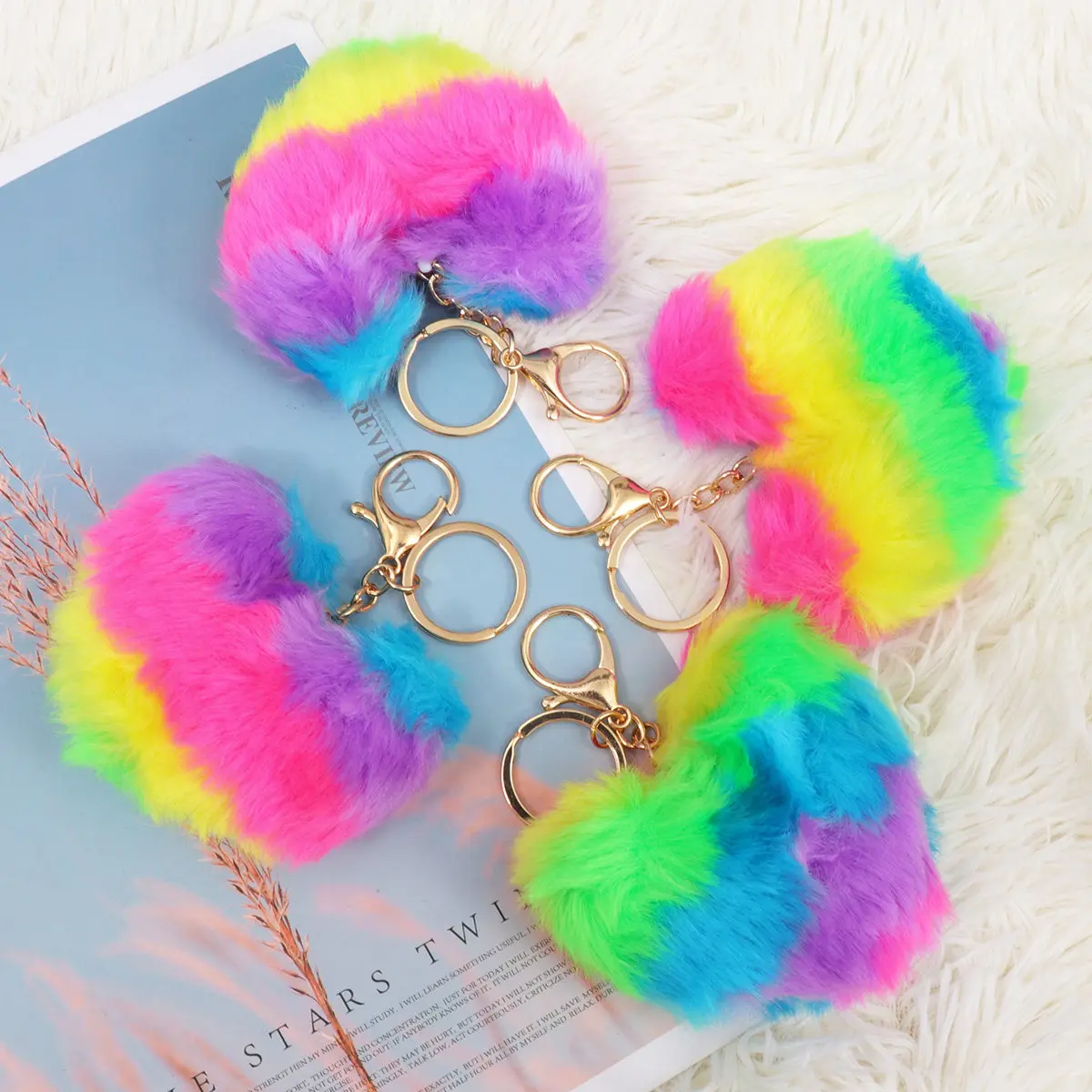 

Набор из 4 брелоков-сердечек «Радужная любовь» с мягким шариком — идеальный аксессуар для автомобиля и сумки для детей и подростков, разные цвета