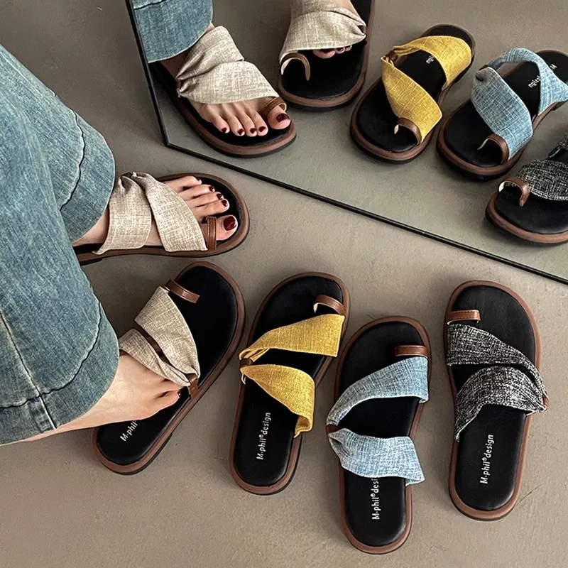 

2025 Summer Hot Seller New Fashionable Toe-covering Slippers for Women, Flat-soled Open-toe Sandy Beach Vacation Cool Slippers