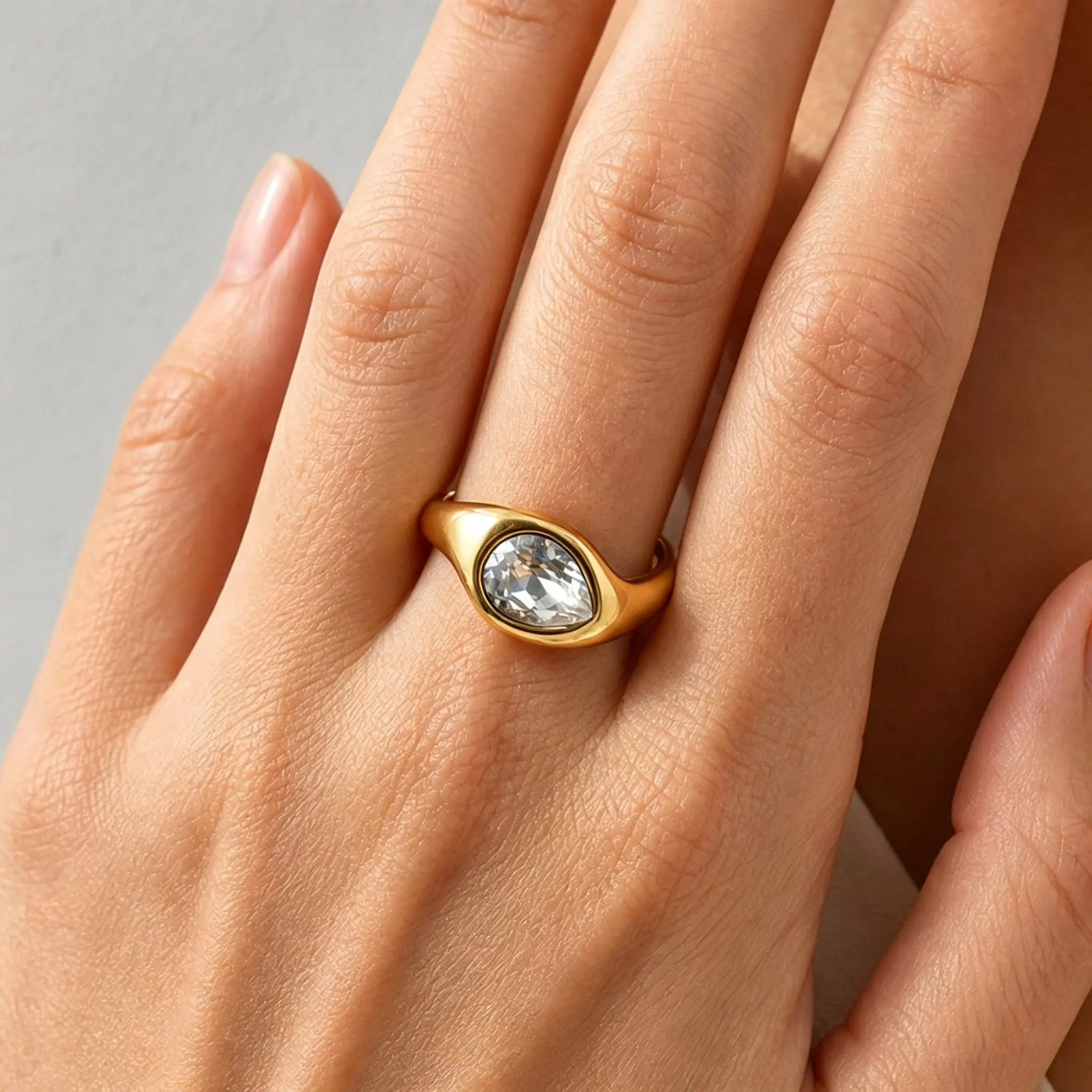 Vnox Elegant Water Drop CZ Ring for Women Stainless Steel Gold Plated AAA Shiny Cubic Zirconia Statement Ring Daliy Jewelry