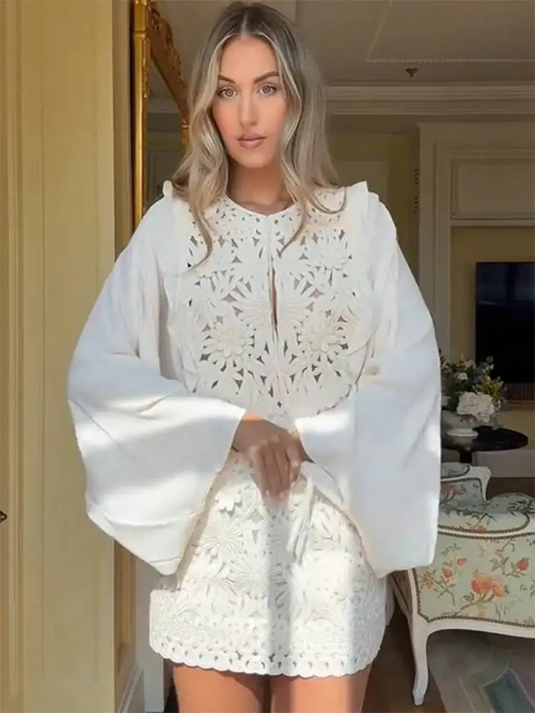 

Floral Hollow Embroidery Mini Skirt Sets Women 2 Pieces Flare Sleeved Women Suit Casual Two Piece Set Summer Women Outfit KJ3X