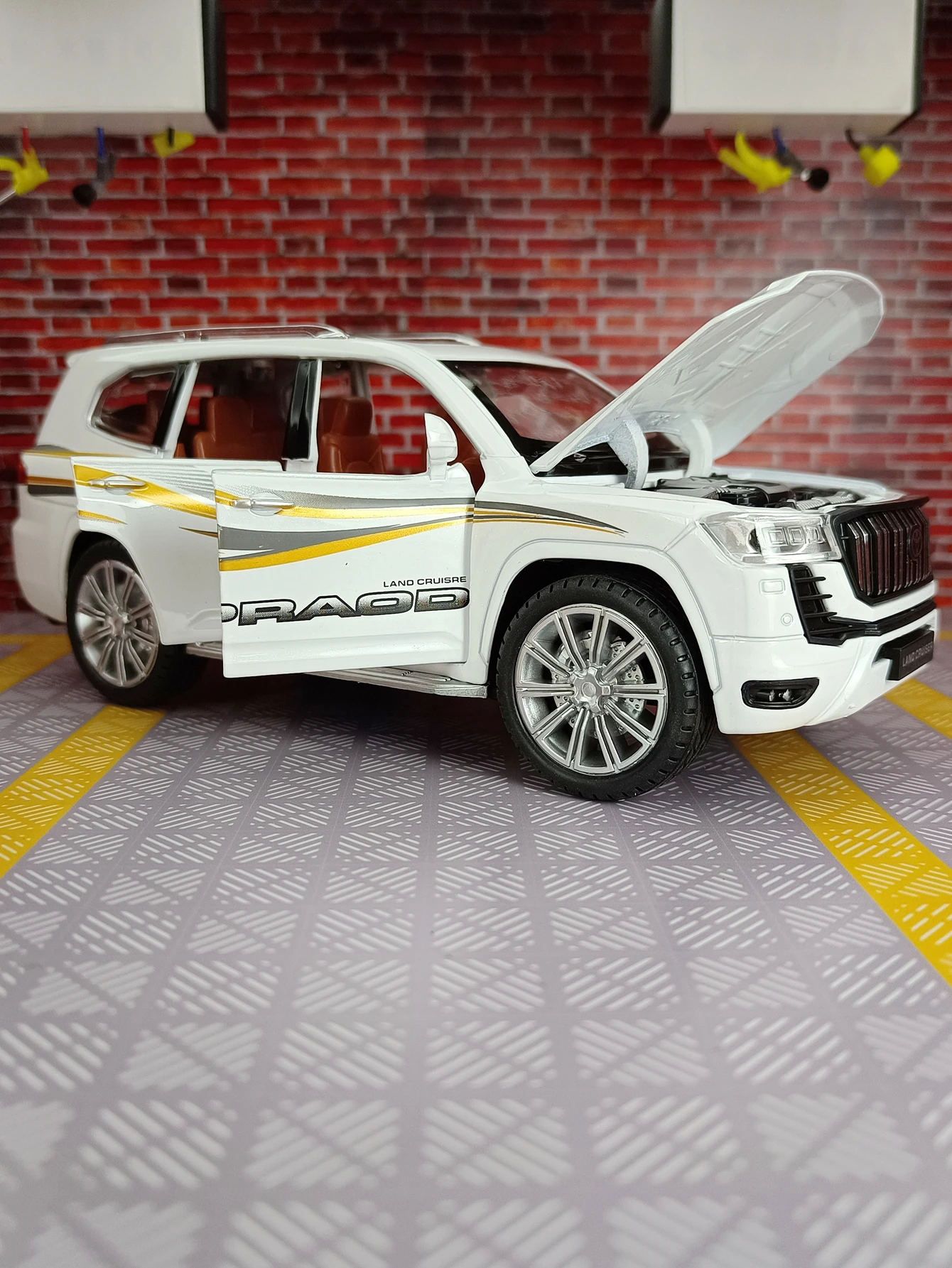 

Модель бездорожья из сплава 1:24 имеет четыре двери, а также передний капот и дверь багажника можно открыть в качестве подарка друзьям.