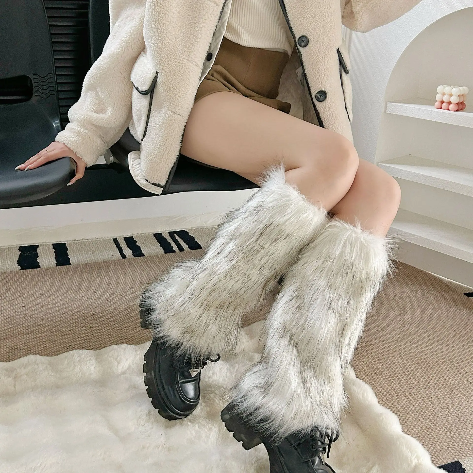 2025 nuevo superventas Otoño e Invierno cubierta de pierna de cuero de imitación personalidad Retro chica caliente cubierta de pierna de viento cálido es delgado