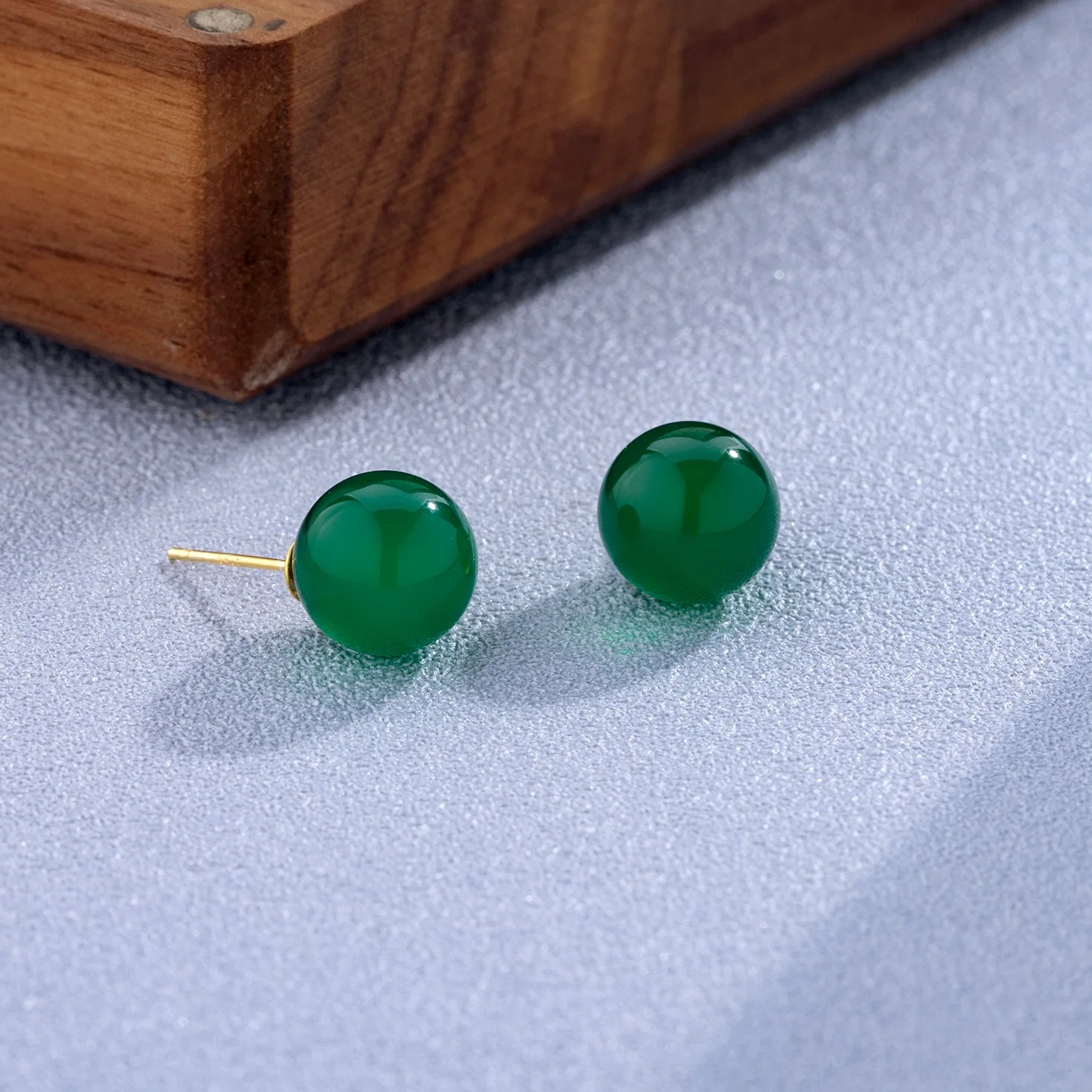 S925 silver green jade earrings New Chinese retro advanced emerald earrings network red the same simple round ball earrings