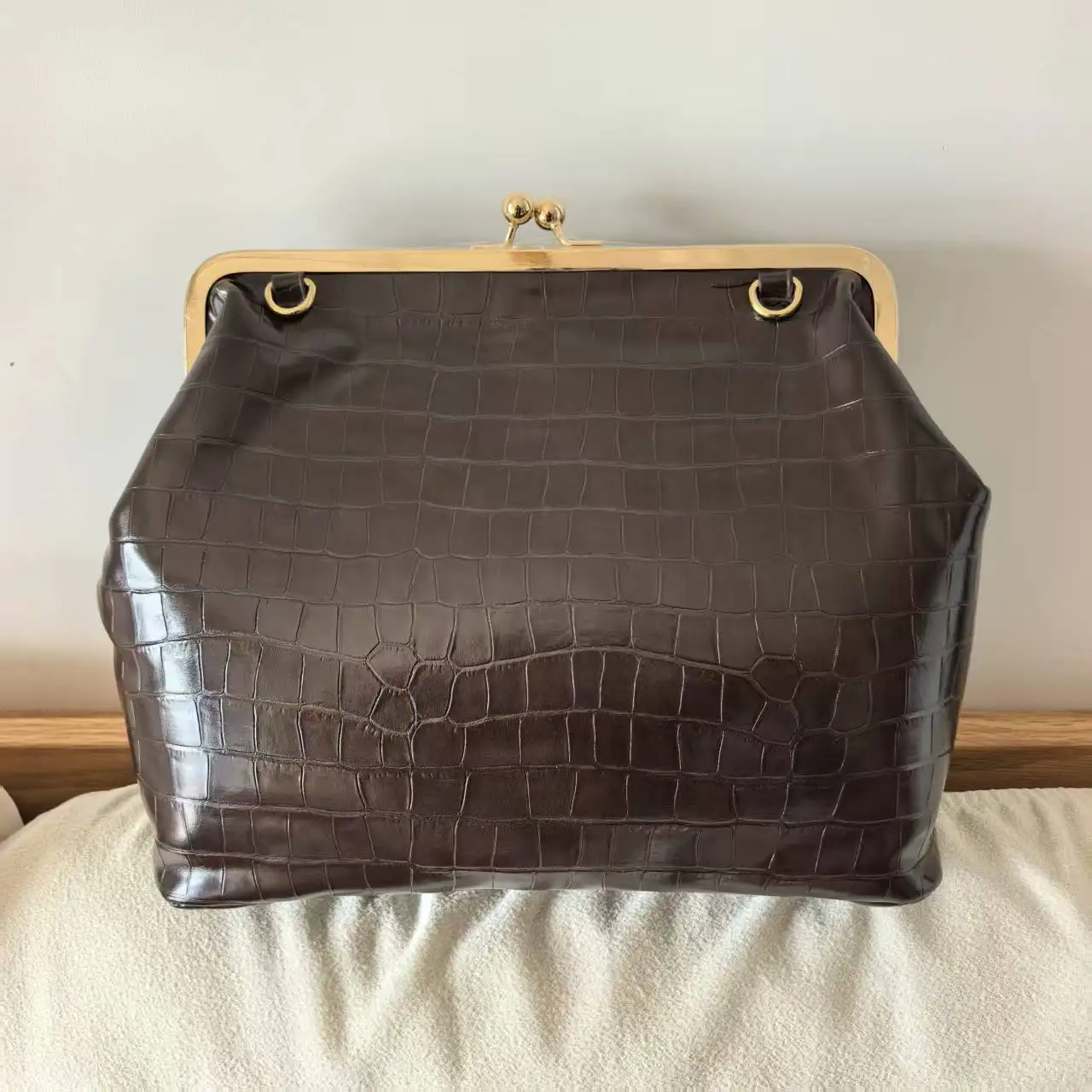 

New Arrivals Large Capacity Crocodile Pattern Frame Kisslock Shoulder Bag for Women 2026 Luxury Designer Clip Shell Underarm Bag