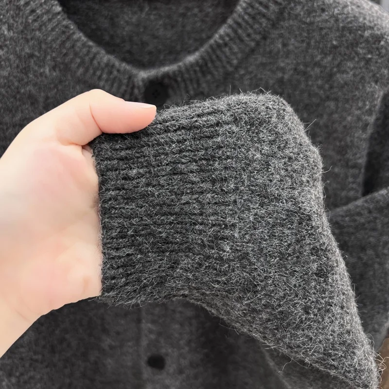 Luxuriöser Herren-Strickpullover in Hochwertiger Qualität, Herbst-Neuheit, Einfarbig, Rundhals, Langarm-Cardigan, Modische Exquisite Herrenbekleidung – Detail 9