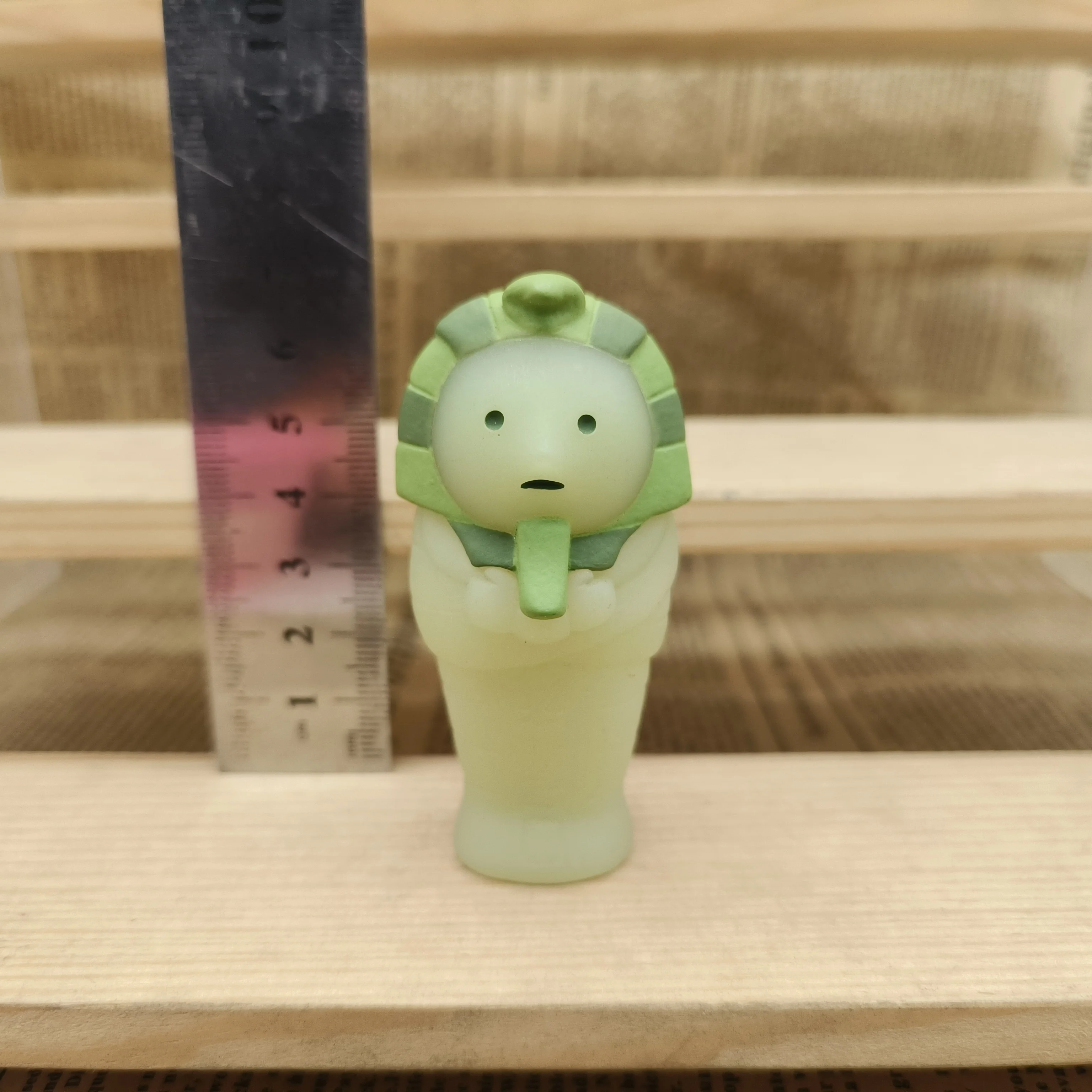 SMISKI Corner King Luce notturna Supporto Museo Abito da lavoro Figurette di scatole cieche, Pendenti giocattolo, Ornamenti da tavolo Gacha