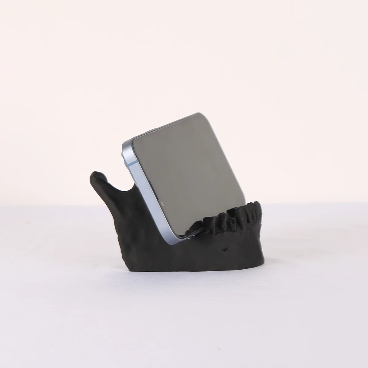 1 pc Gothic horror style skull tooth phone holder, black classic, creative skull design, home and office phone holder decoration