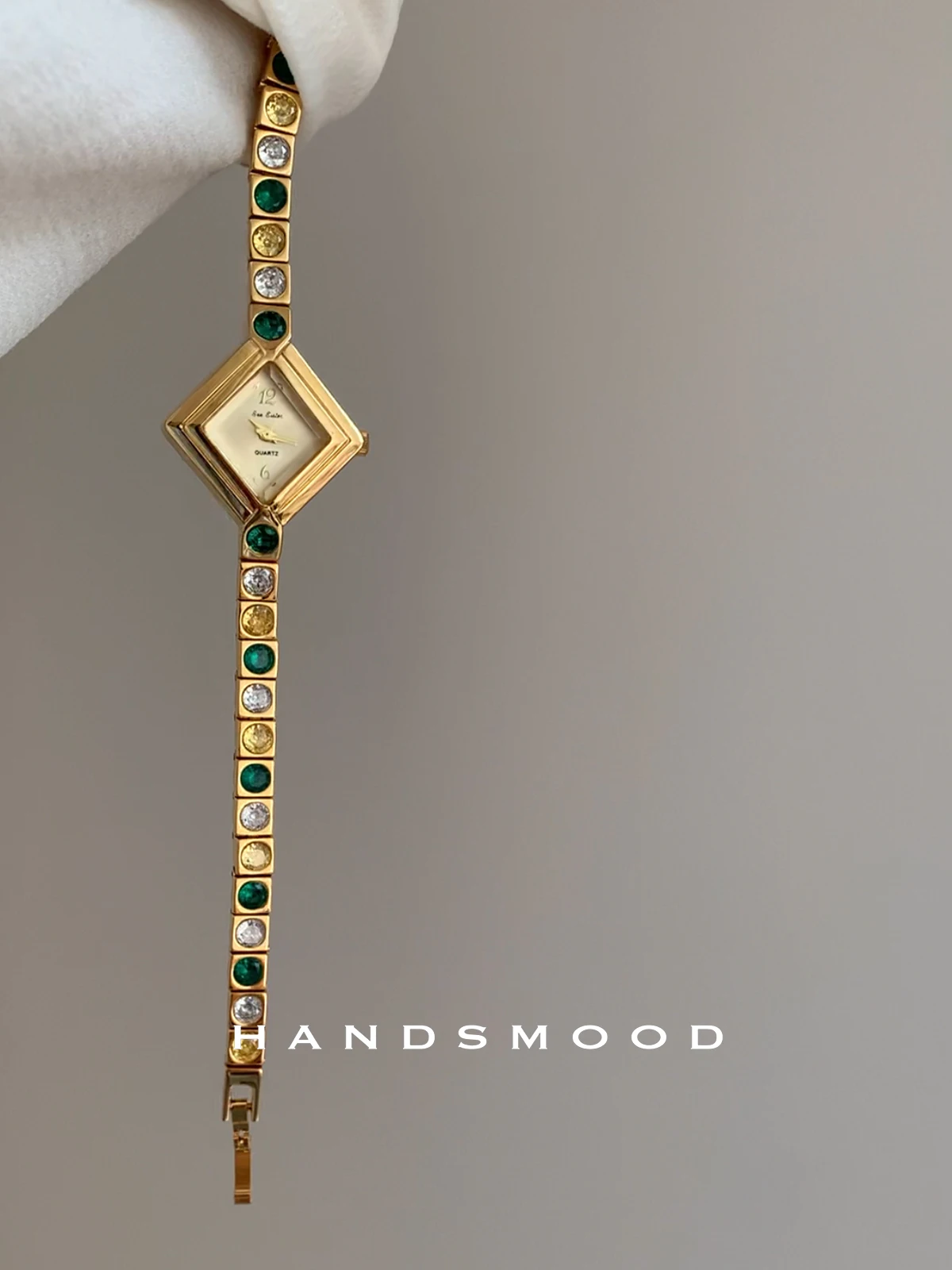 New Elegant Women'S Wristwatch With Exquisite And Stylish Design, Featuring A Diamond-Shaped Dial And A Chain Strap.