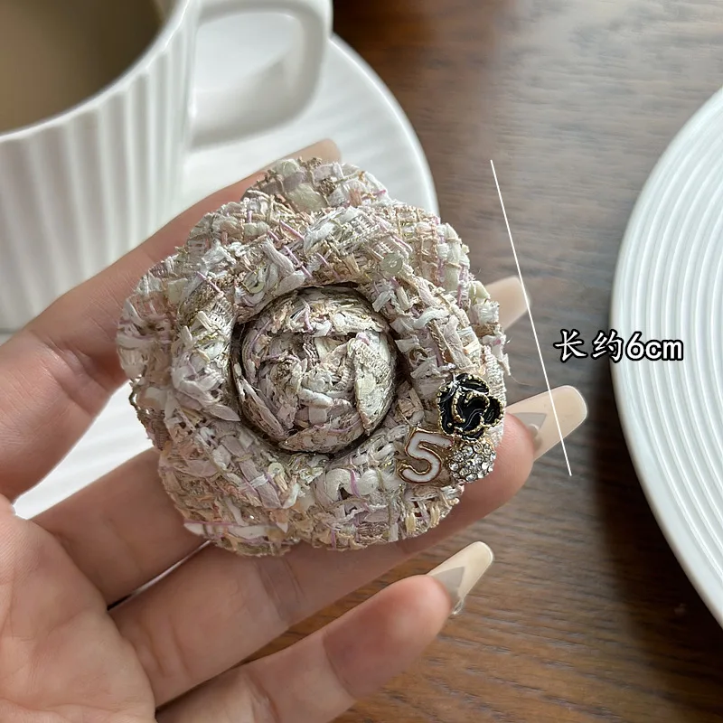 Koreanische Stoff Kamelie Broschen für Frauen Mode handgemachte Blume Anstecknadeln elegante Kleidung Schmuck Accessoires Corsage – Detail 6