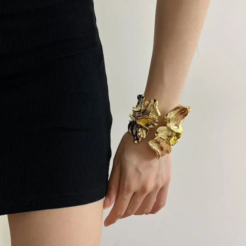 

Exaggerated heavy industry large flower-shaped splicing opening light luxury high-end retro wide version bracelet