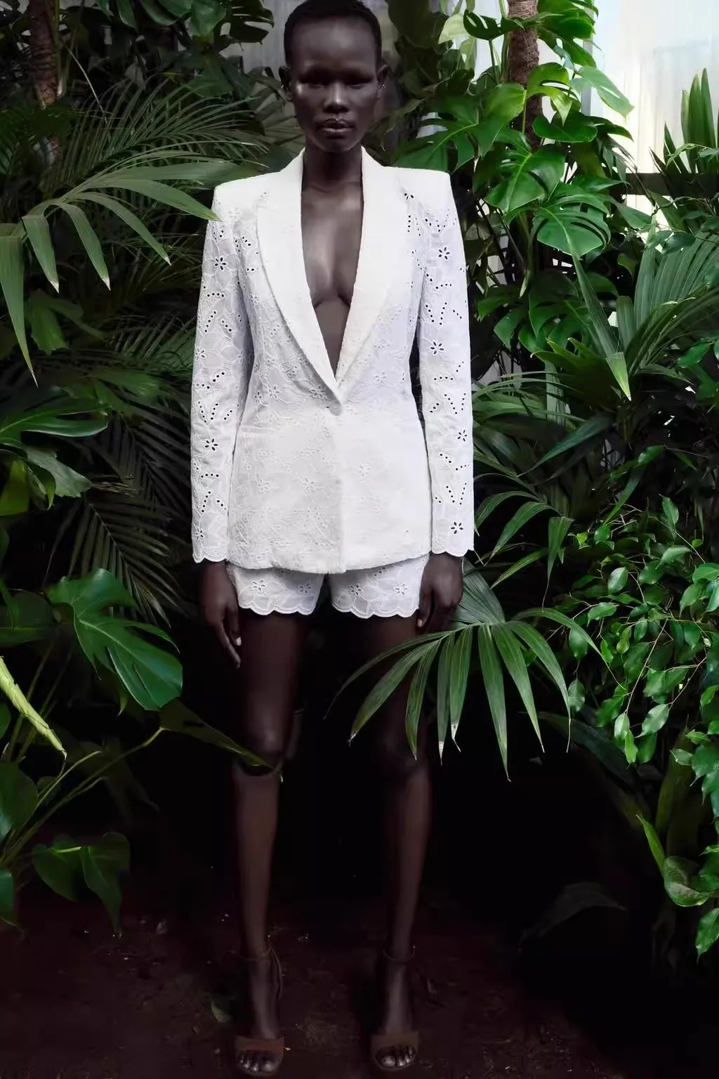 春夏 レディース 刺繍入り 透かし彫り スーツジャケット 多用途 ショートパンツ セット カジュアルスタイル 長袖 フォーマルネックライン