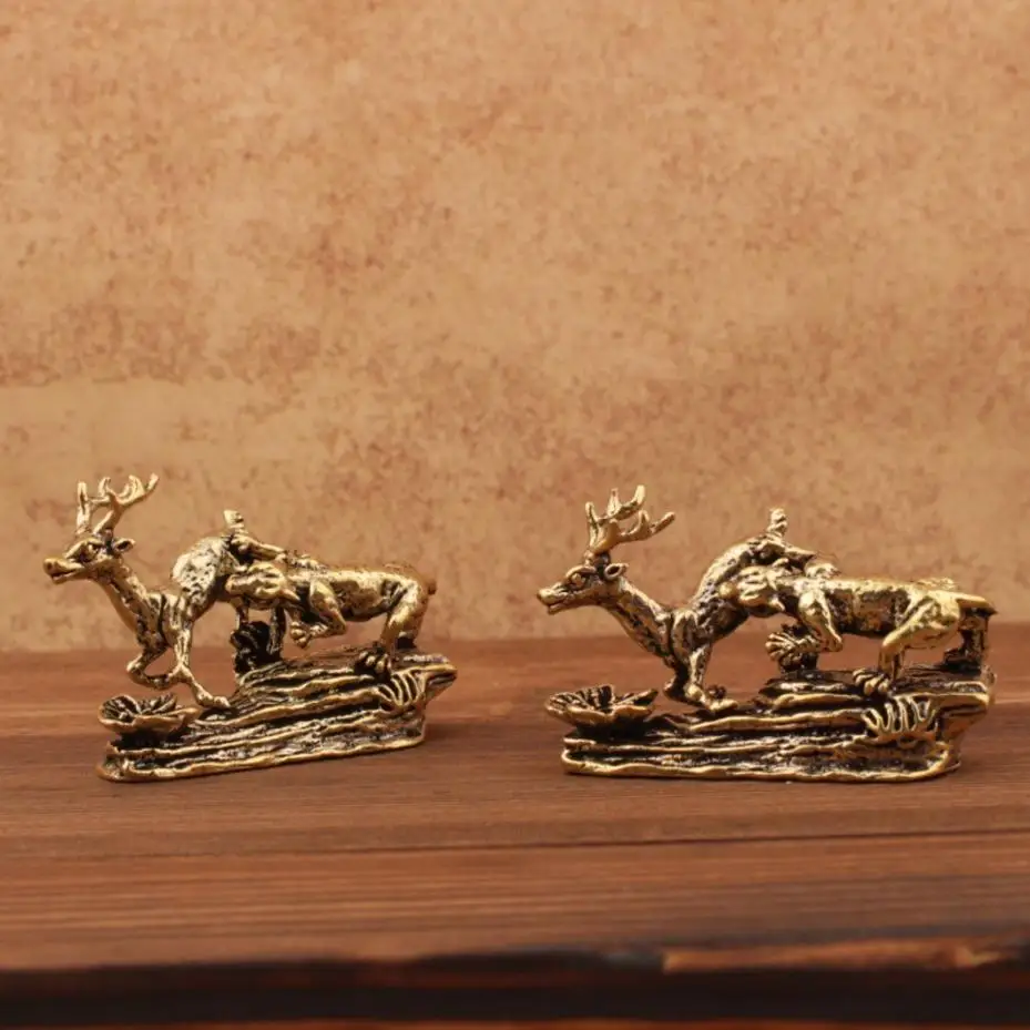 Artesanías creativas de la época Rey del tigre captura ciervo dragón y dinosaurio estatua pequeño ornamento antiguo bronce animal decoración en miniatura
