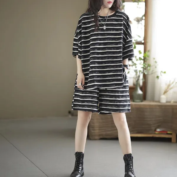 2025 여름 대형 여성 패션 스트라이프 반팔 티셔츠와 반바지 느슨한 피부 커버 및 슬리밍 캐주얼 투피스 세트