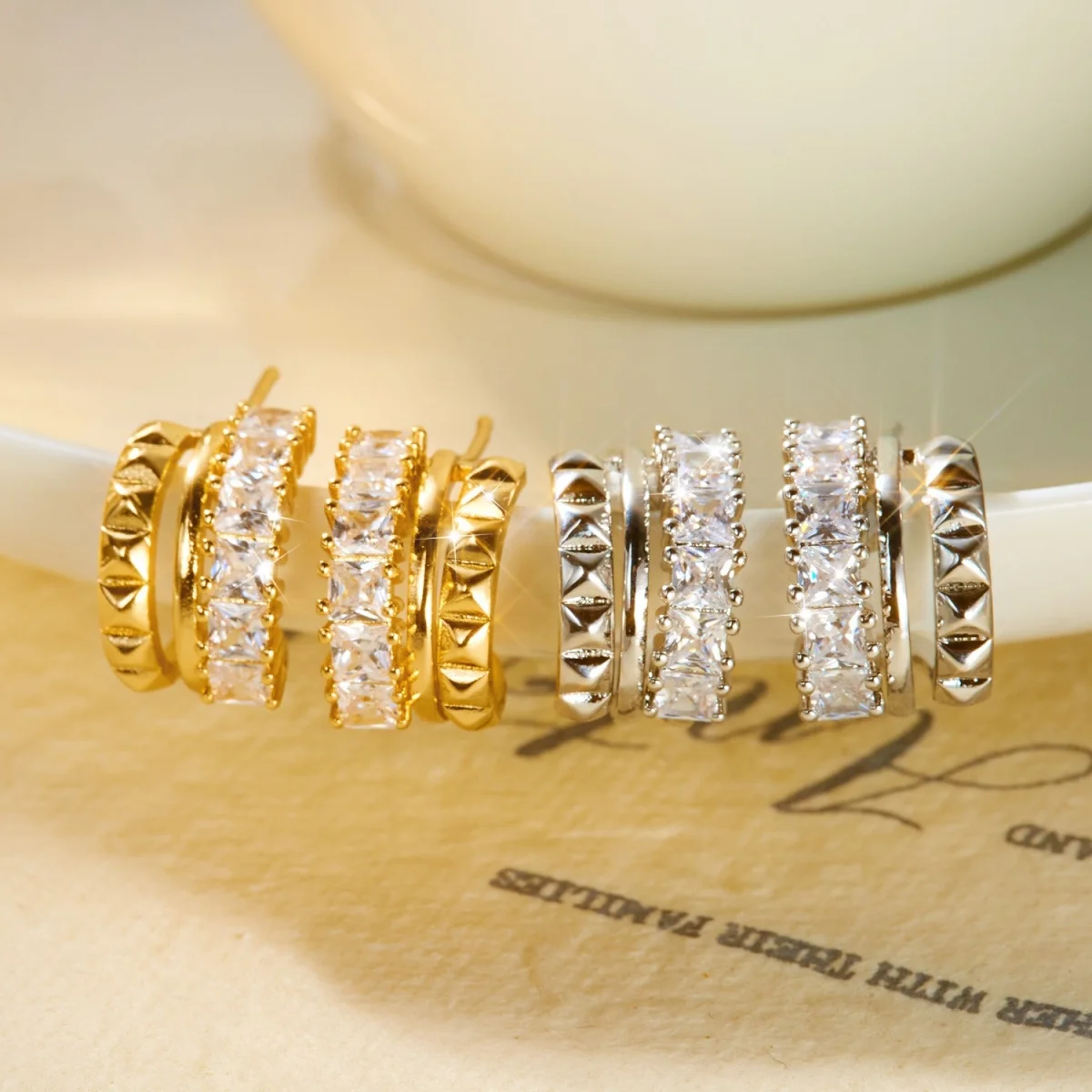 Glänzende mehrschichtige C-förmige Ohrstecker mit eingelegtem CZ-Zirkon für Damen und Herren, minimalistische, exquisite geometrische Ohrringe, vielseitiger Schmuck – Detail 4