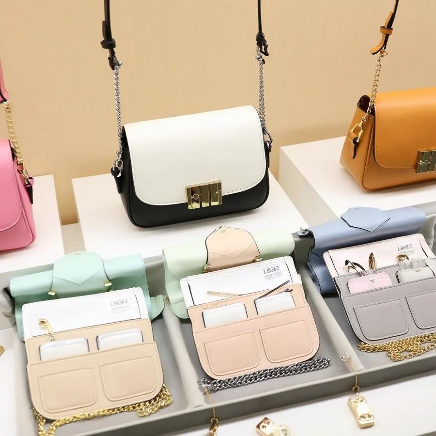 ¿Cómo combinar bolsos bandolera pequeños para mujer con diferentes outfits?