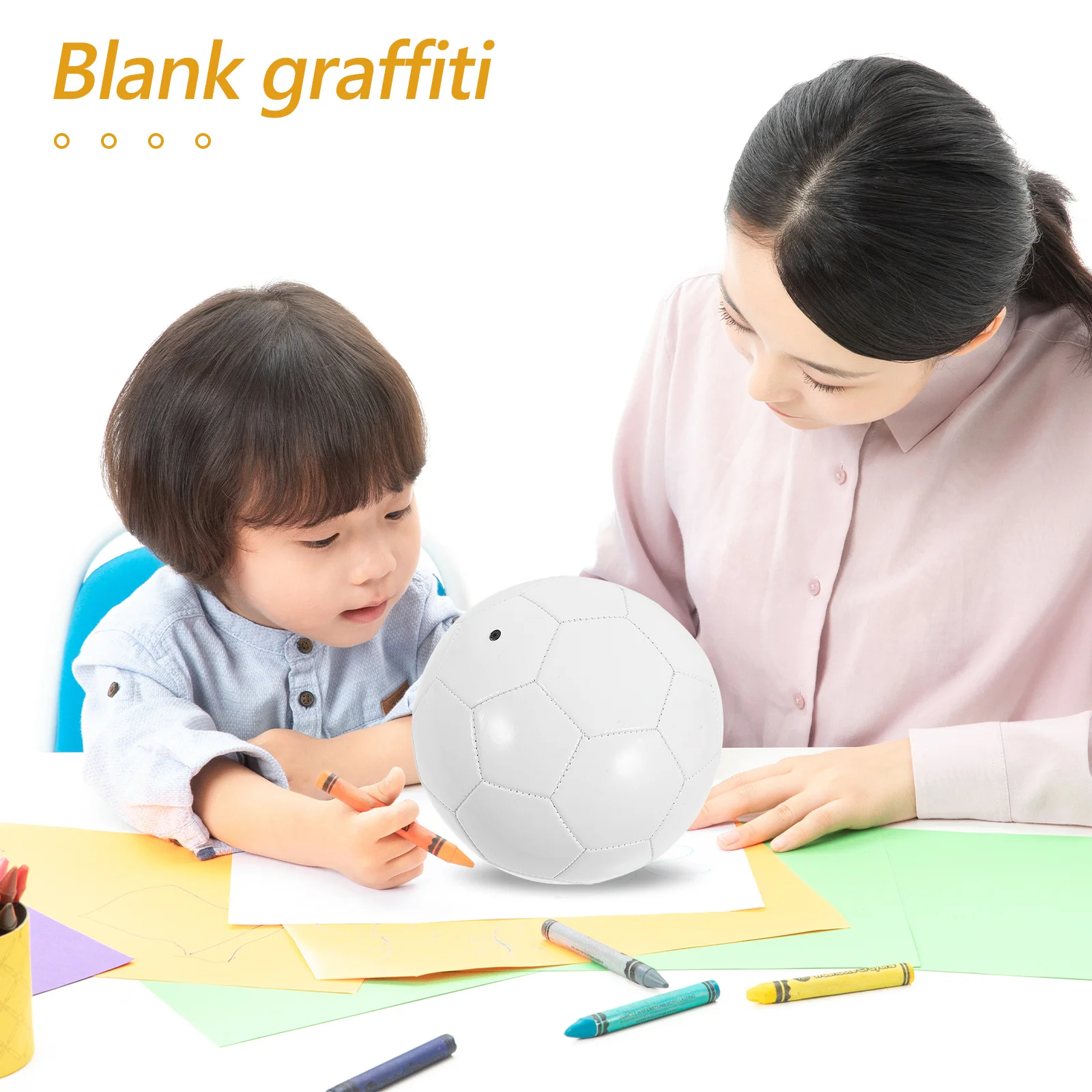 كرة قدم فارغة غير مكتملة باللون الأبيض يمكنك صنعها بنفسك لرسم الرسم وتلوين الحرف اليدوية ومشروع فني على الجدران للبالغين