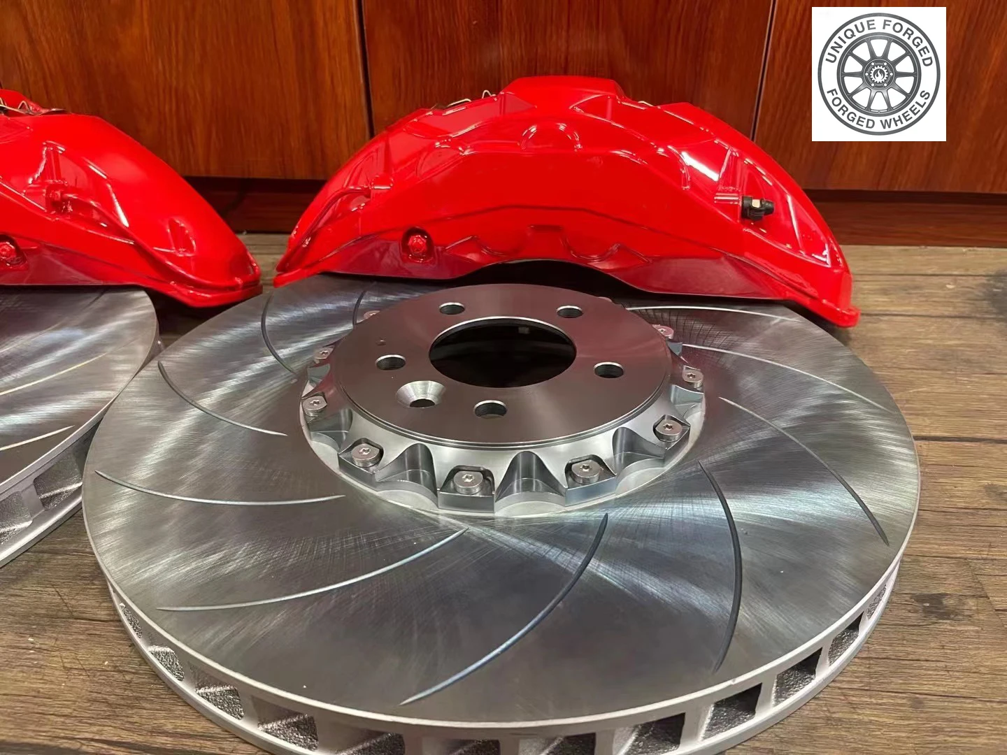 

Комплект усиленных тормозов (26 стилей) в продаже: передние 355-420 мм, 10-поршневые, задние GT4 4-поршневые для Q7, Q5, A5, A7