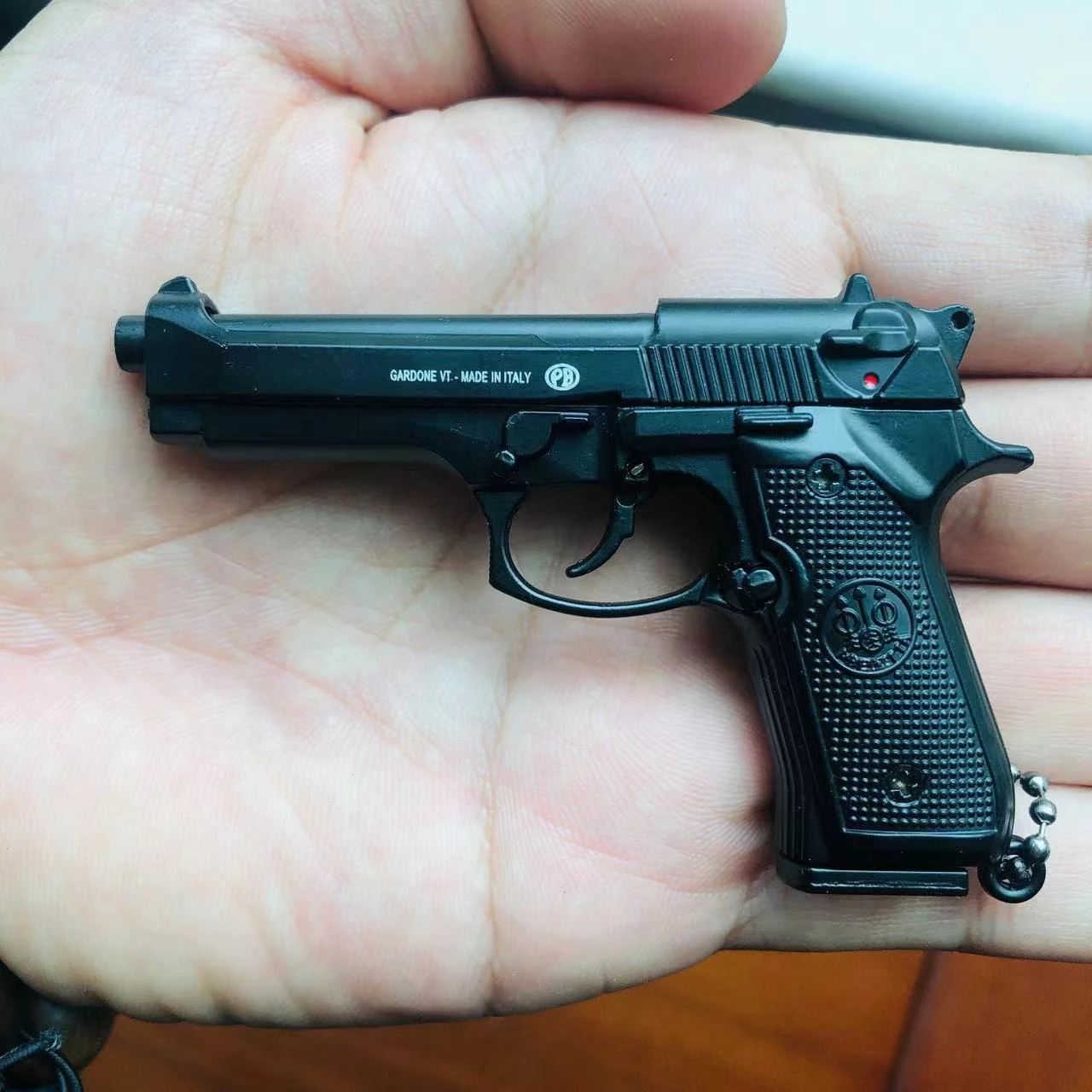 1:3 Mini 92F Model pistoletu ze stopu odpinany montaż zabawka brelok wisiorek metalowy pistolet zabawkowy dekoracja torby prezent dla chłopców