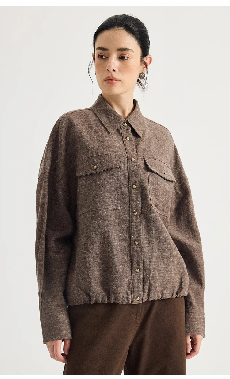 KT7623901 Damen-Overshirt aus Leinen-Woll-Mischgewebe mit breitem Kragen, aufgesetzten Taschen, Druckknöpfen und Kordelzug am Saum, Old Money, Frühherbst, Herbst – Detail 6