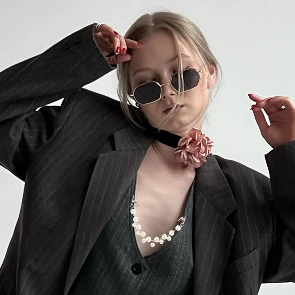 

2Pcs Vintage Sweaters Chain Clips Faux Pearl Cardigan Collar Shawl Brooch Clips Retro Dress Clip for Women Retro Cardigan Clip