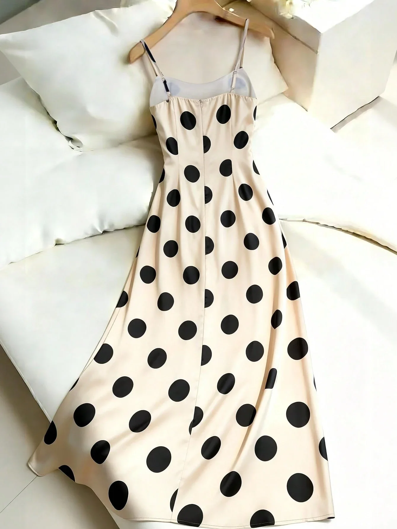 

Женское платье-слип в горошек без рукавов, атласное, миди, кремово-черное