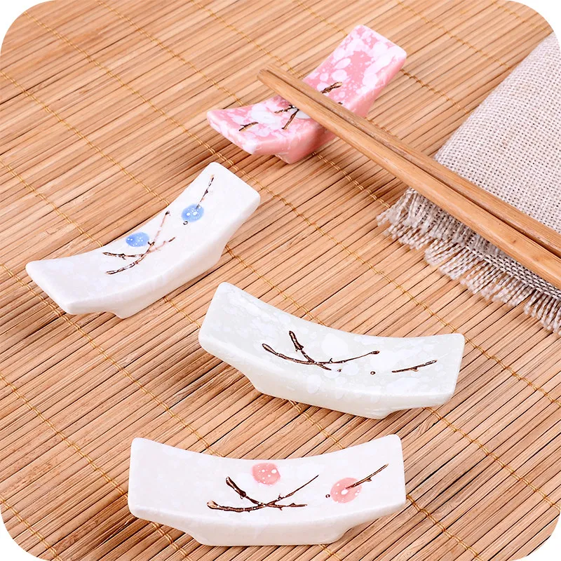 Soporte de cerámica para palillos con diseño de flor de ciruelo japonés, suministros creativos para cocina, soporte para palillos para el hogar, utensilio de cuidado, 1/4/10 unidades