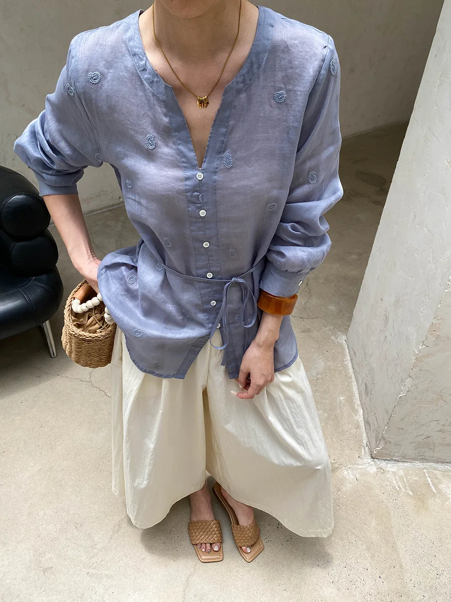 Sommerliches Damen-Shirt in unifarbenem V-Ausschnitt, locker geschnitten, mit Stickerei, für einen eleganten Look. – Detail 22