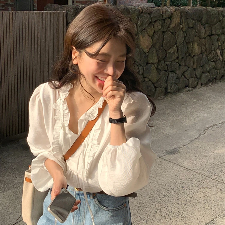 เสื้อผ้าสไตล์ชิคสำหรับต้นฤดูใบไม้ผลิ ดีไซน์เรียบหรู คอวี แต่งเข็มขัด ตัดต่อผ้าลายไม้ ทรงหลวม สีพื้น