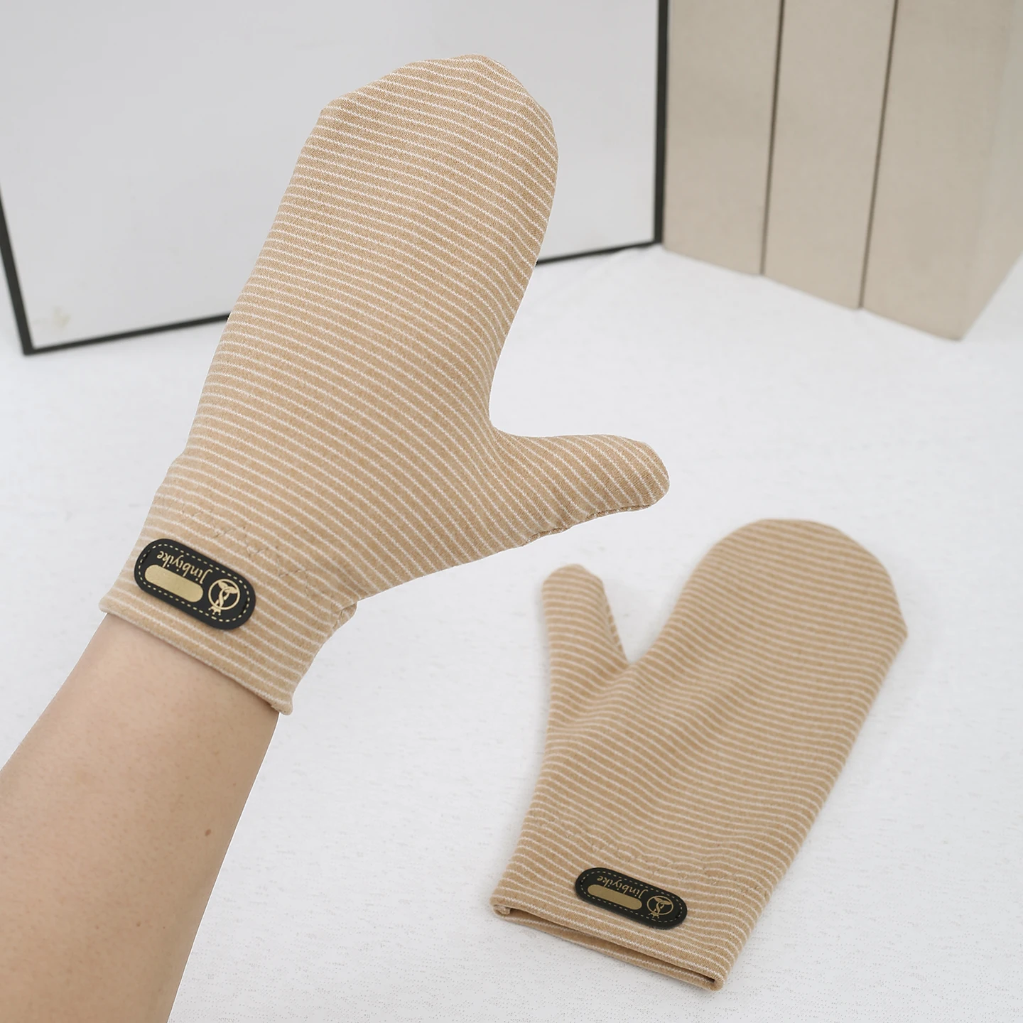 Рисунок 4 - Полосатые перчатки с соединенными пальцами