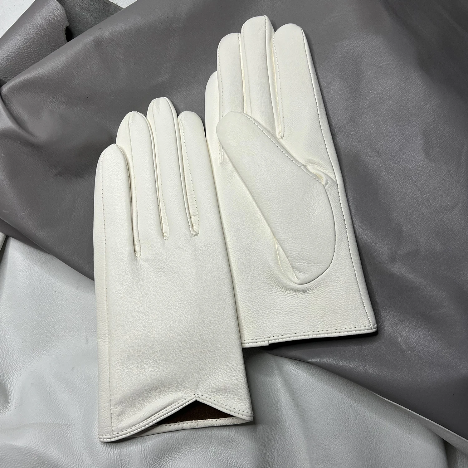ladies-white-leather-gloves-high-quality-sheepskin-gloves-curved-mouth-simple-style-retro-gloves